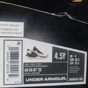 4.5 Youth Under Armour Basketball Sneakers